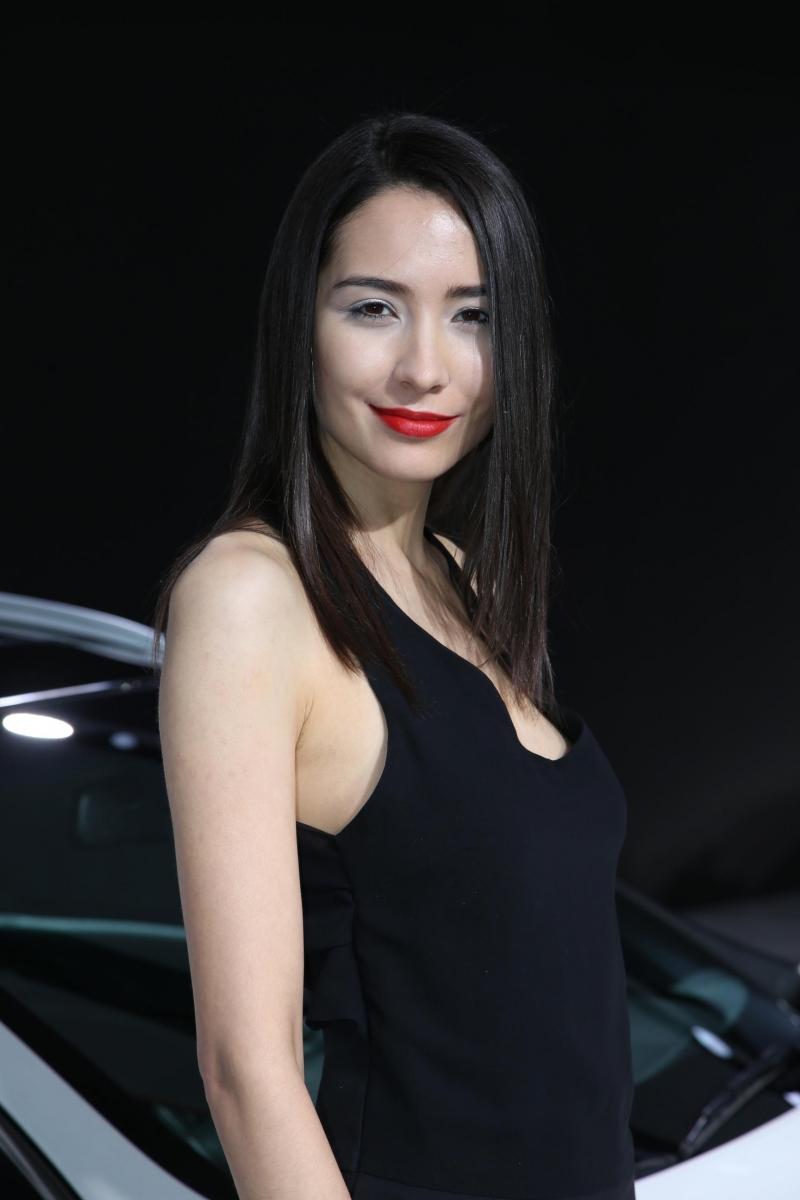 2016-й модельный год: девушки женевского автосалона