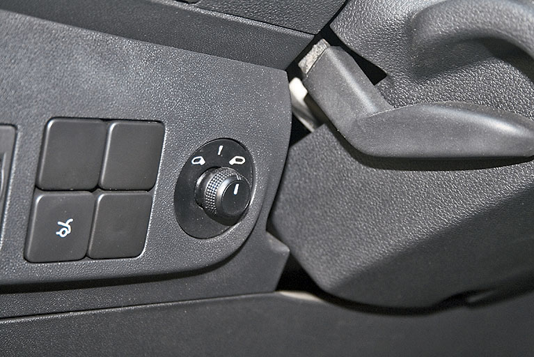 Кнопка открывания багажника в Citroen C-Elysee