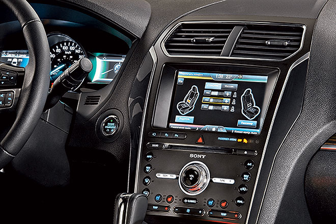 Ford Explorer 2016 - центральная панель с аналоговыми кнопками.