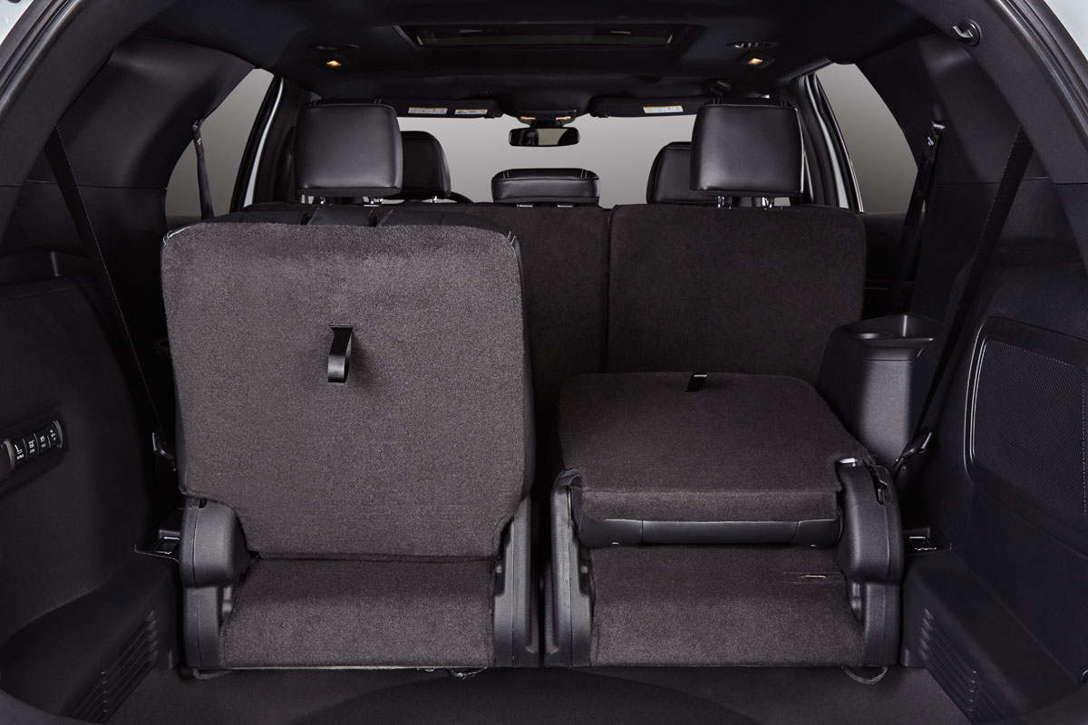 Ford Explorer 2016 - третий ряд сидений с электроприводом.