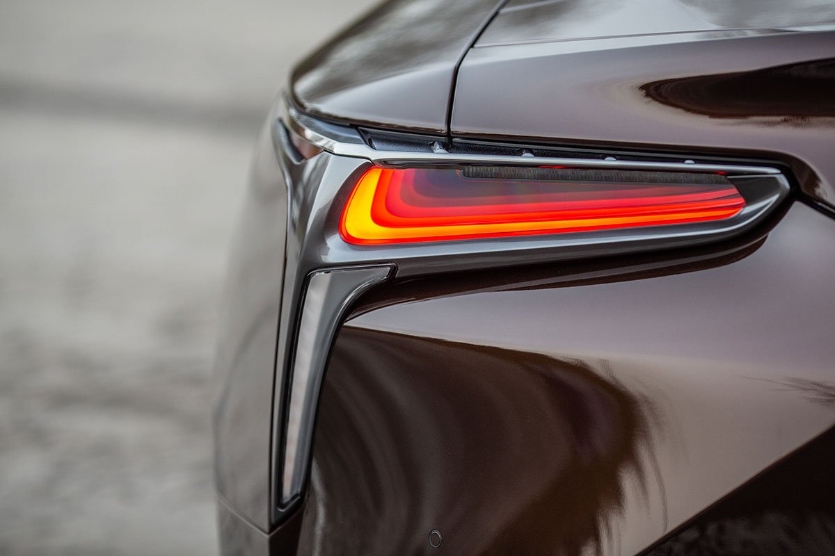 Jaguar F-Type R против Lexus LC 500. Непрактичные игрушки или идеальные спорткары на каждый день? Тест Драйв 