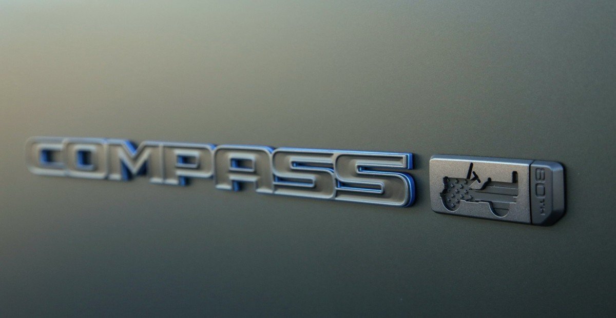 Jeep представил обновленный кроссовер Compass для России