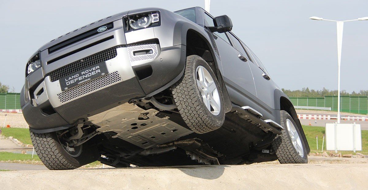 Как едет новый Land Rover Defender без рамы на асфальте и бездорожье