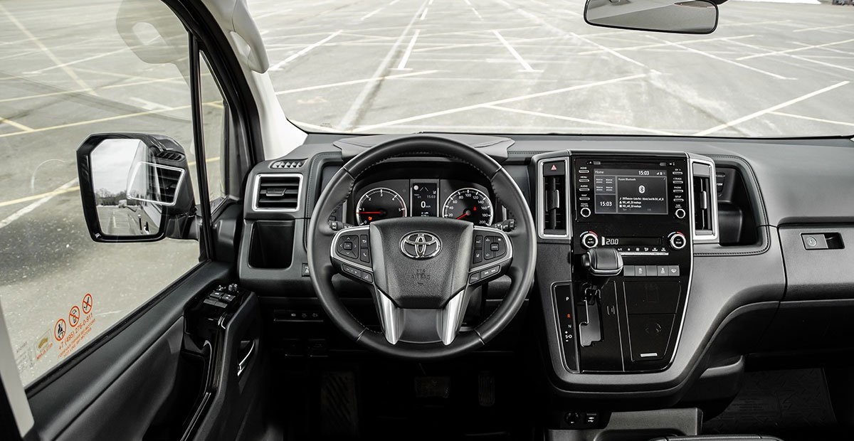 Тест Toyota Hiace VIP: крутой минивэн с «вечным» двигателем, огромным салоном и ценником ниже, чем у «Альфард»