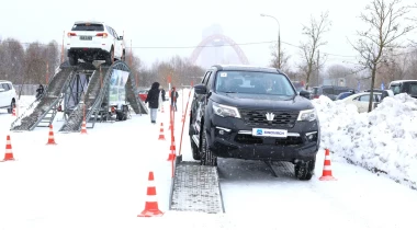 В Москве произошло лобовое столкновение грузовика и «легковушки»