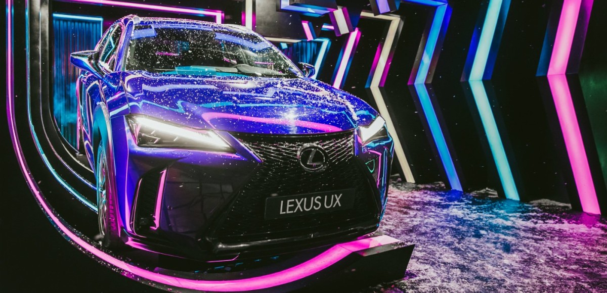 Lexus UX на льду