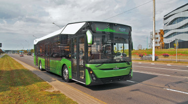 «Мерседес» среди автобусов: как устроен роскошный Tourrider с кузовом из нержавейки, автопилотом и туалетом