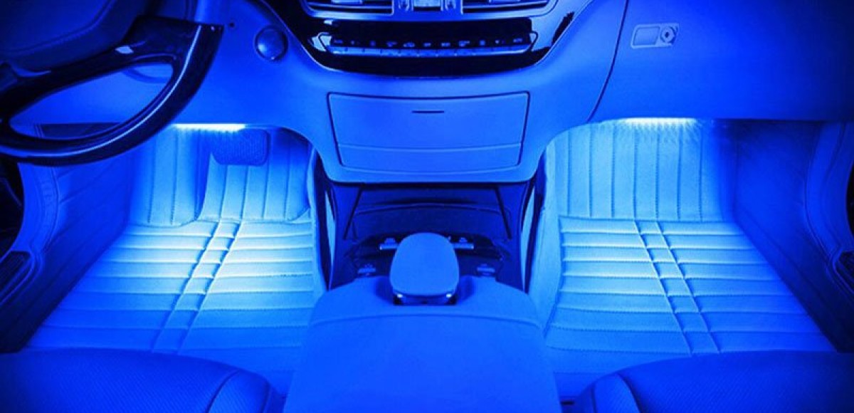 Свет под машину. Неон подсветка в салон l322. Подсветка ног Volvo xc90. Диодная подсветка салона. Светодиодная подсветка салона автомобиля.