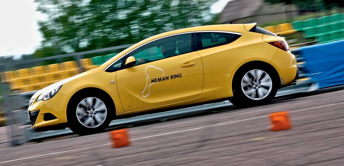 Opel Astra GTC на «неманском кольце». От винта!