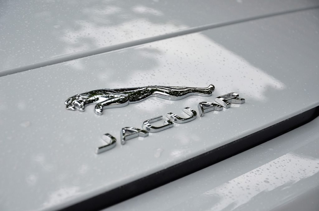 Jaguar E-Type против F-Type. Машина времени