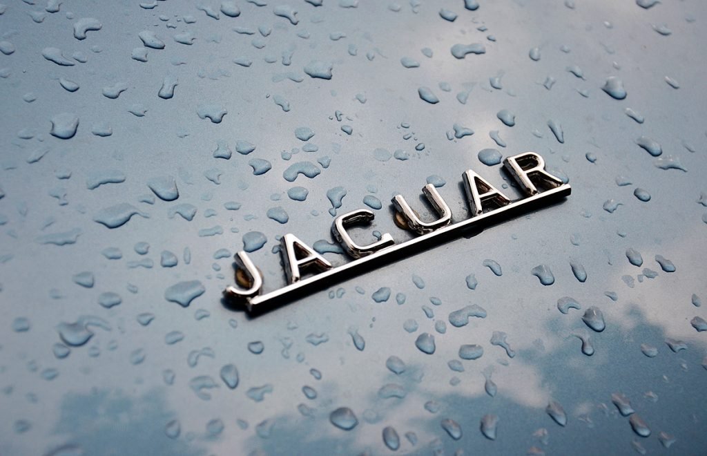 Jaguar E-Type против F-Type. Машина времени