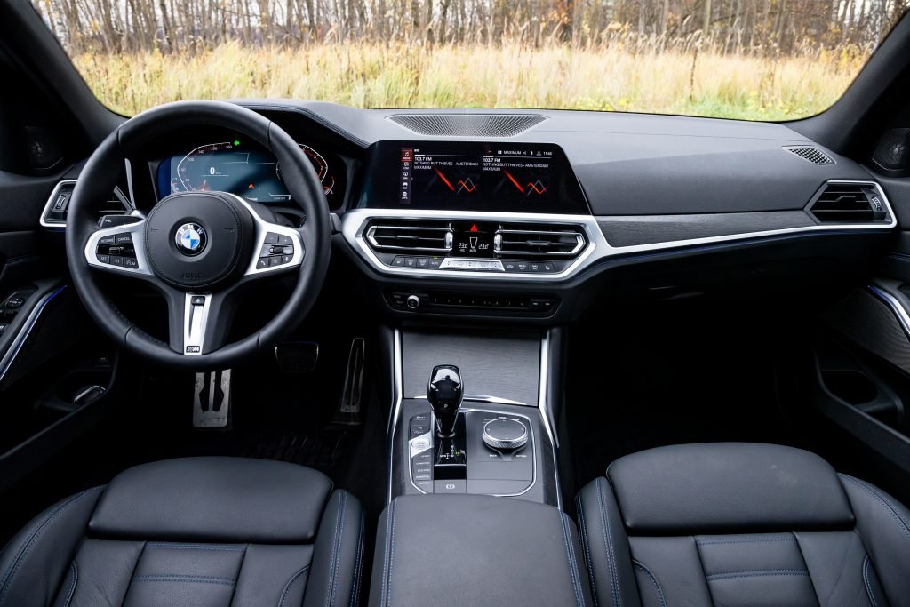 BMW 3-й серии против Genesis G70. Пропеллер или крылья?