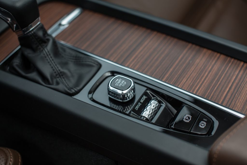 Jaguar XE против Volvo S60. Выбираем бизнес-седан, «немцев» не предлагать!