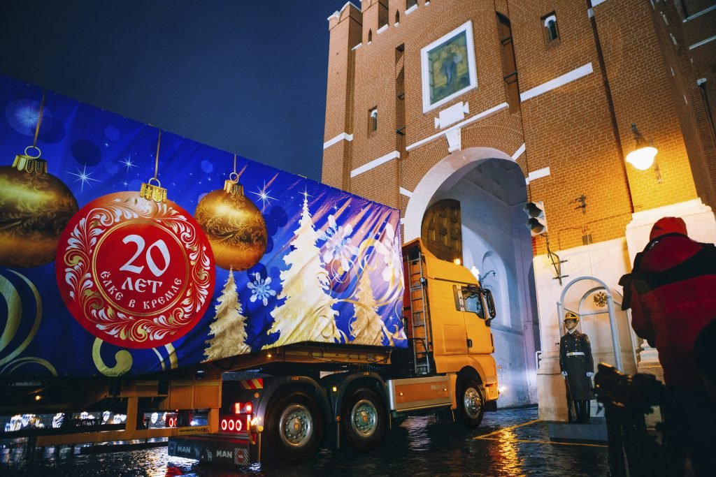 MAN TGX доставил главную новогоднюю елку в Кремль