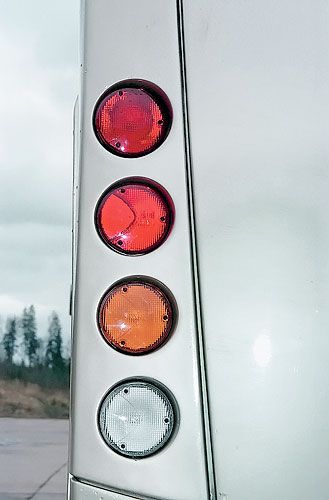 Задние габаритные фонари выполнены в одном стилистическом решении, без затей. Так они выглядят на минском автобусе.