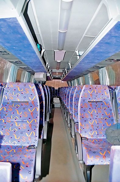 В салоне пассажиры располагаются в удобных креслах с поднимающимися и складывающимися подлокотниками.