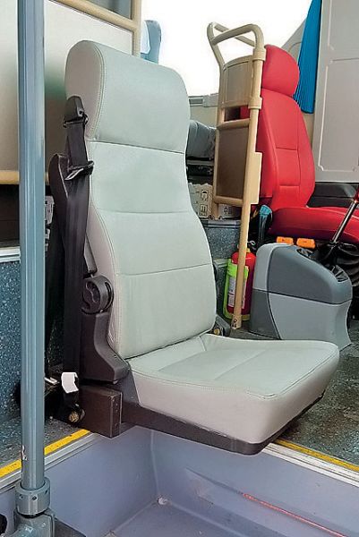 Откидное кресло справа от водителя, будь на нем сменщик или экскурсовод, практически такое же, как и на минском автобусе.