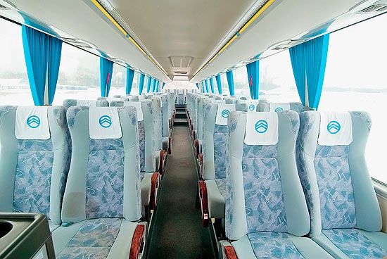 Пассажирские сиденья в салоне китайского автобуса выгодно отличаются своей формой - они более анатомичны