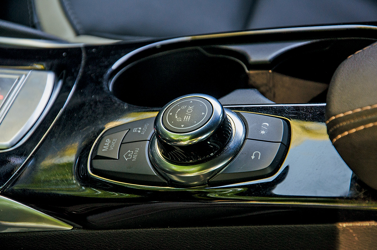 Infiniti Q30 Sport против Mercedes-Benz A-class: крутизна внутри и снаружи