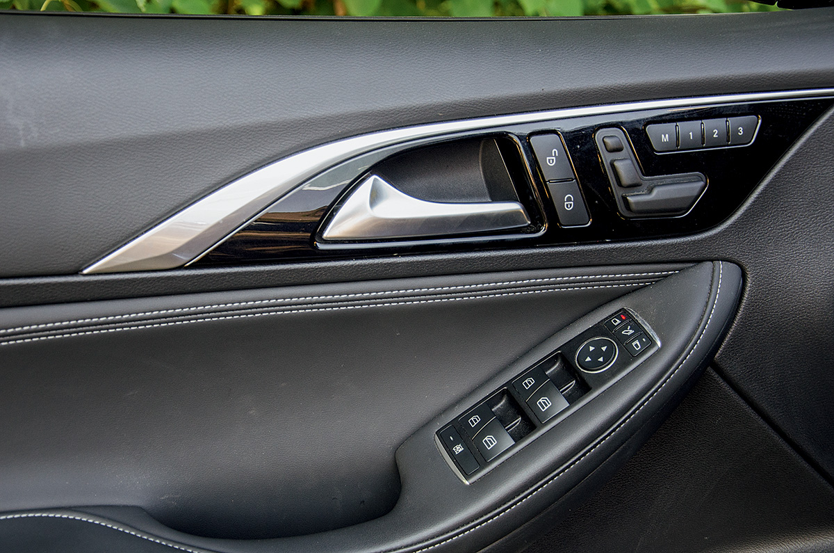 Infiniti Q30 Sport против Mercedes-Benz A-class: крутизна внутри и снаружи