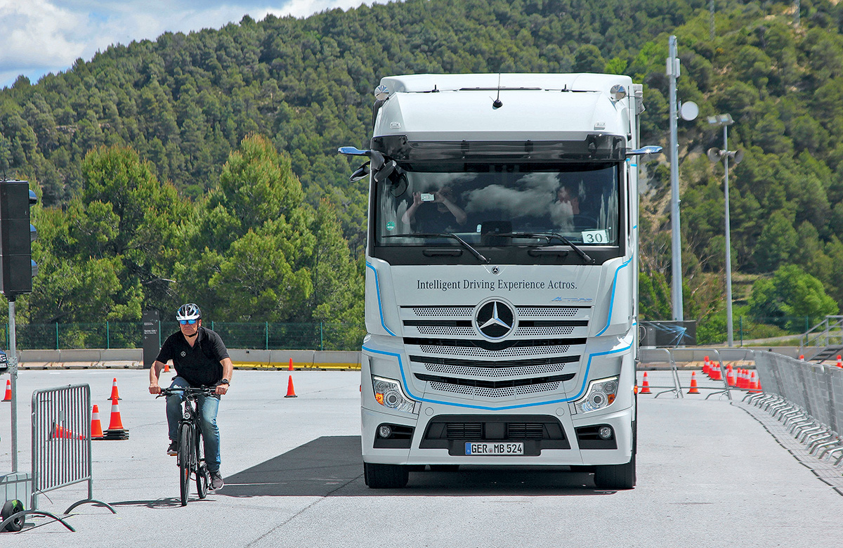 Тест-драйв нового Mercedes-Benz Actros: едем с автопилотом и без зеркал!