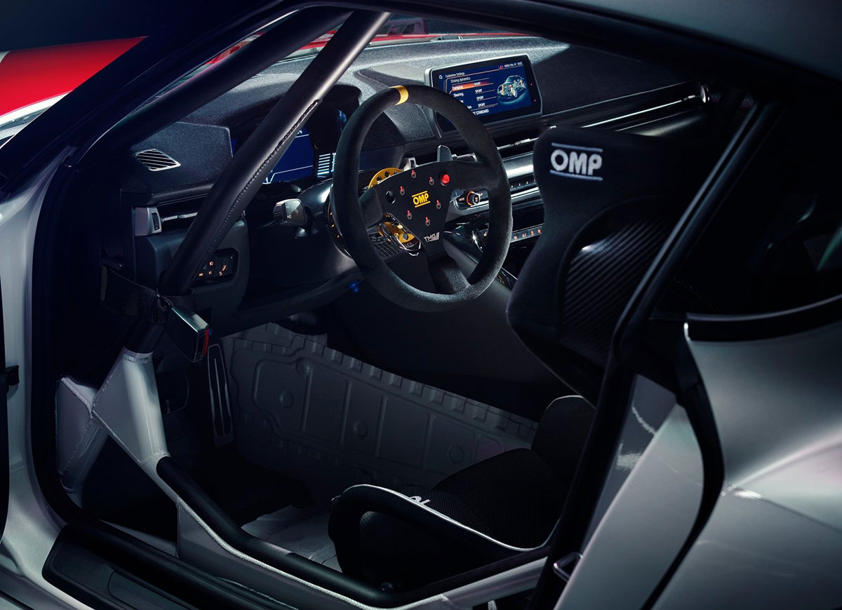 Toyota GR Supra GT4 Concept: каркас безопасности, гоночные «ковши» и «турбошестерка»