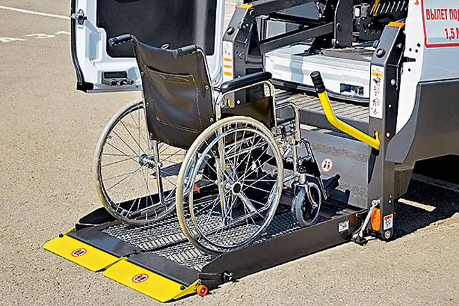 Перевозка инвалидов medportal. Ford Transit для колясочников. Форд Транзит для перевозки инвалидов колясочников. Автомобиль для инвалидов колясочников. Такси для инвалидов колясочников.