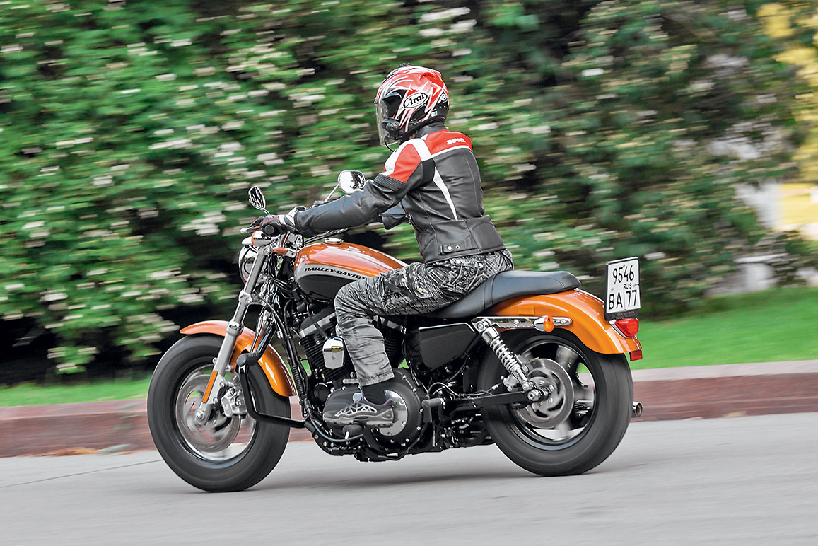 Harley-Davidson XL1200 Sportster Custom. 