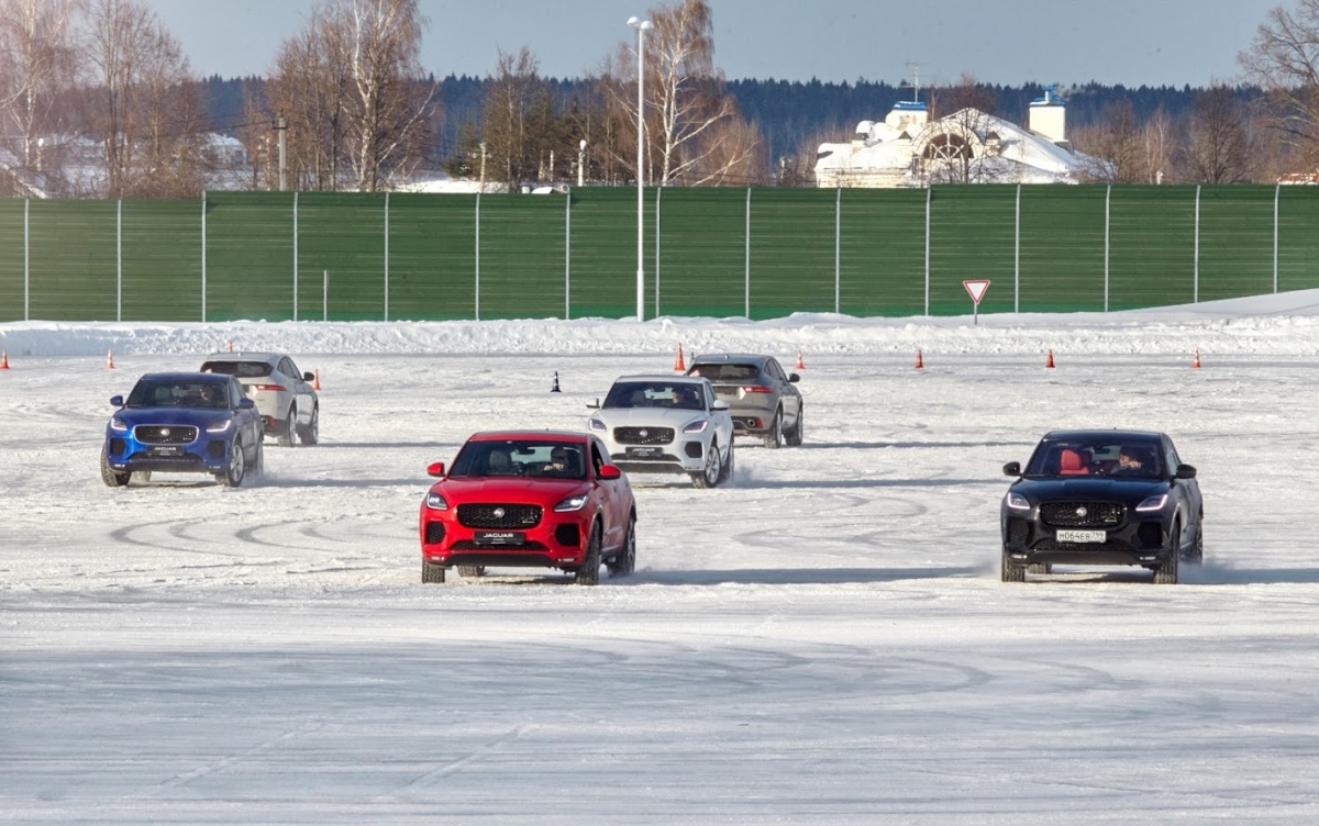 Jaguar E-Pace в снегах Подмосковья