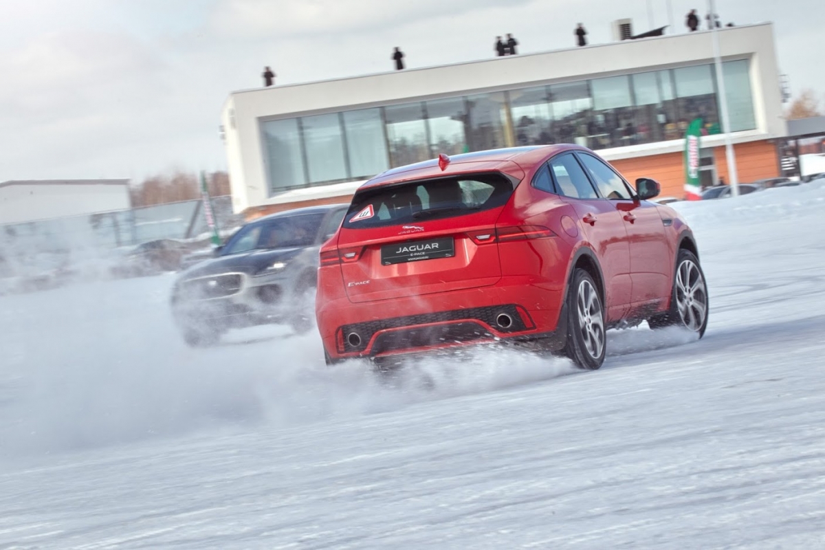 Jaguar E-Pace в снегах Подмосковья