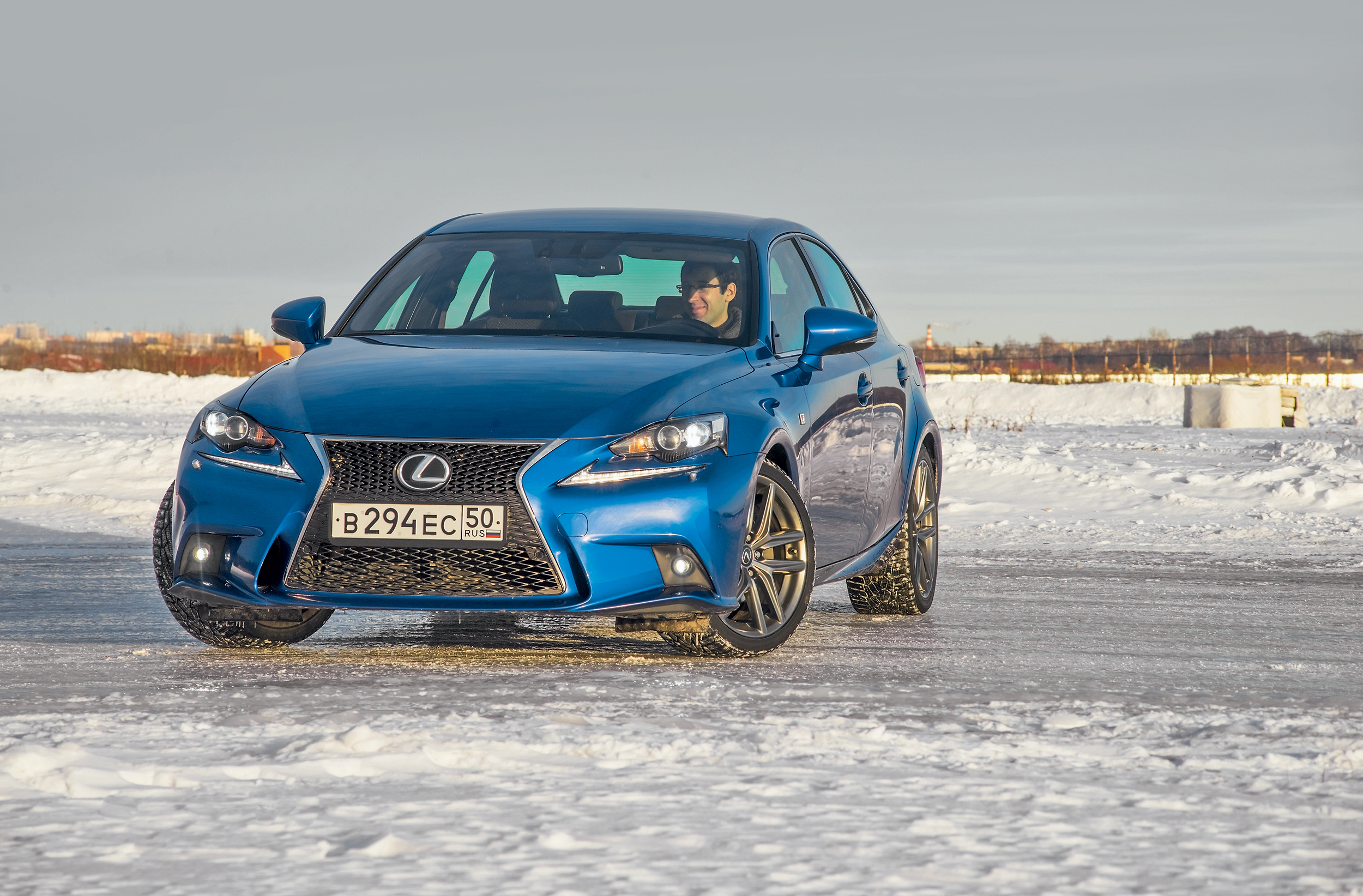 Lexus IS 250 F Sport. Ретро-новатор