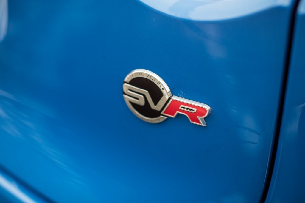 Сумасшедшая динамика, чудовищный расход и конский налог. Три мнения о Jaguar F-Pace SVR