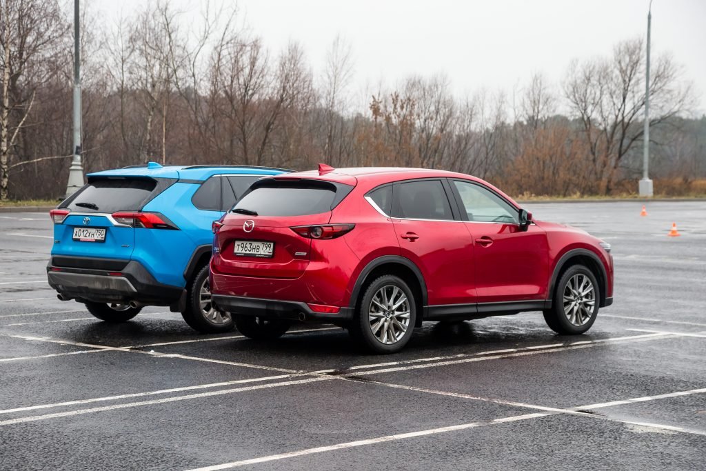 Mazda CX-5 против Toyota RAV4. Выясняем, какой кроссовер лучше и почему