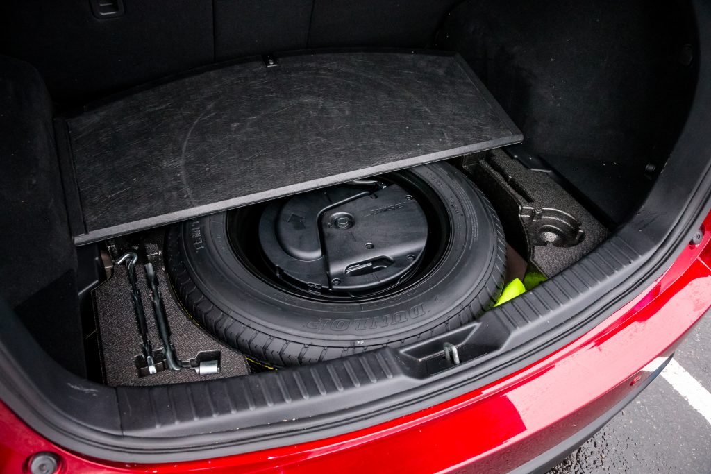 Mazda CX-5 против Toyota RAV4. Выясняем, какой кроссовер лучше и почему