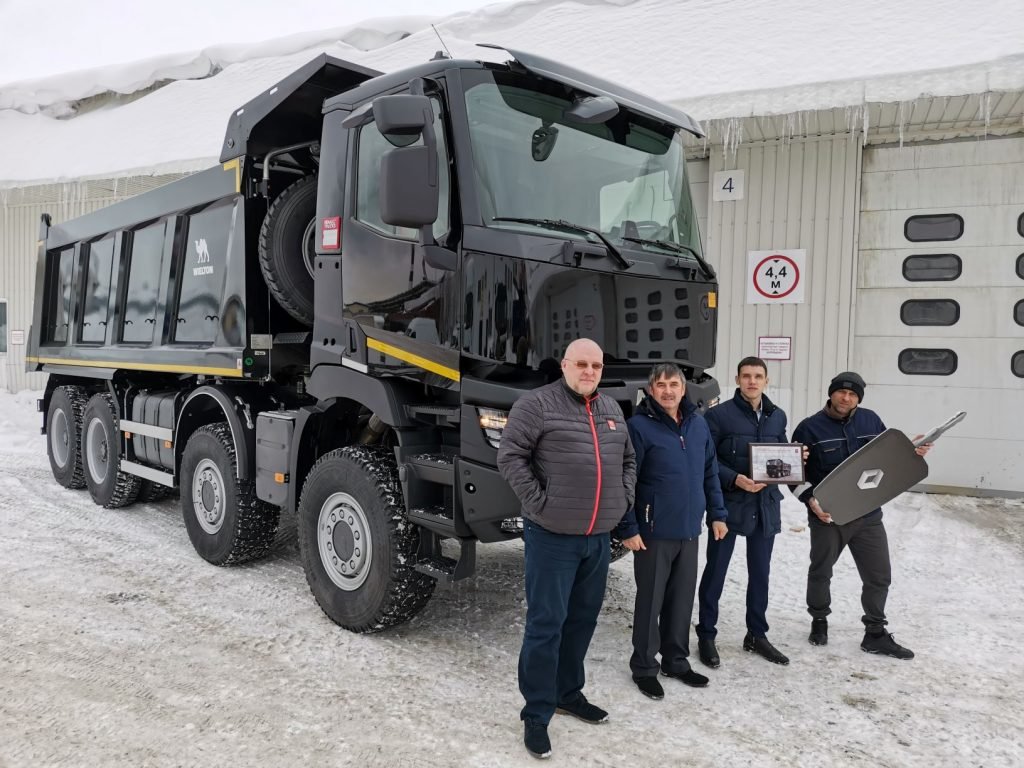 Первый в России самосвал Renault Trucks K 8×8 передан клиенту