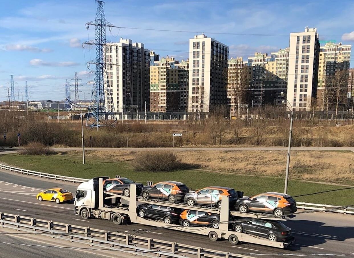 Московские автомобили каршеринга массово отвозят в Санкт-Петербург