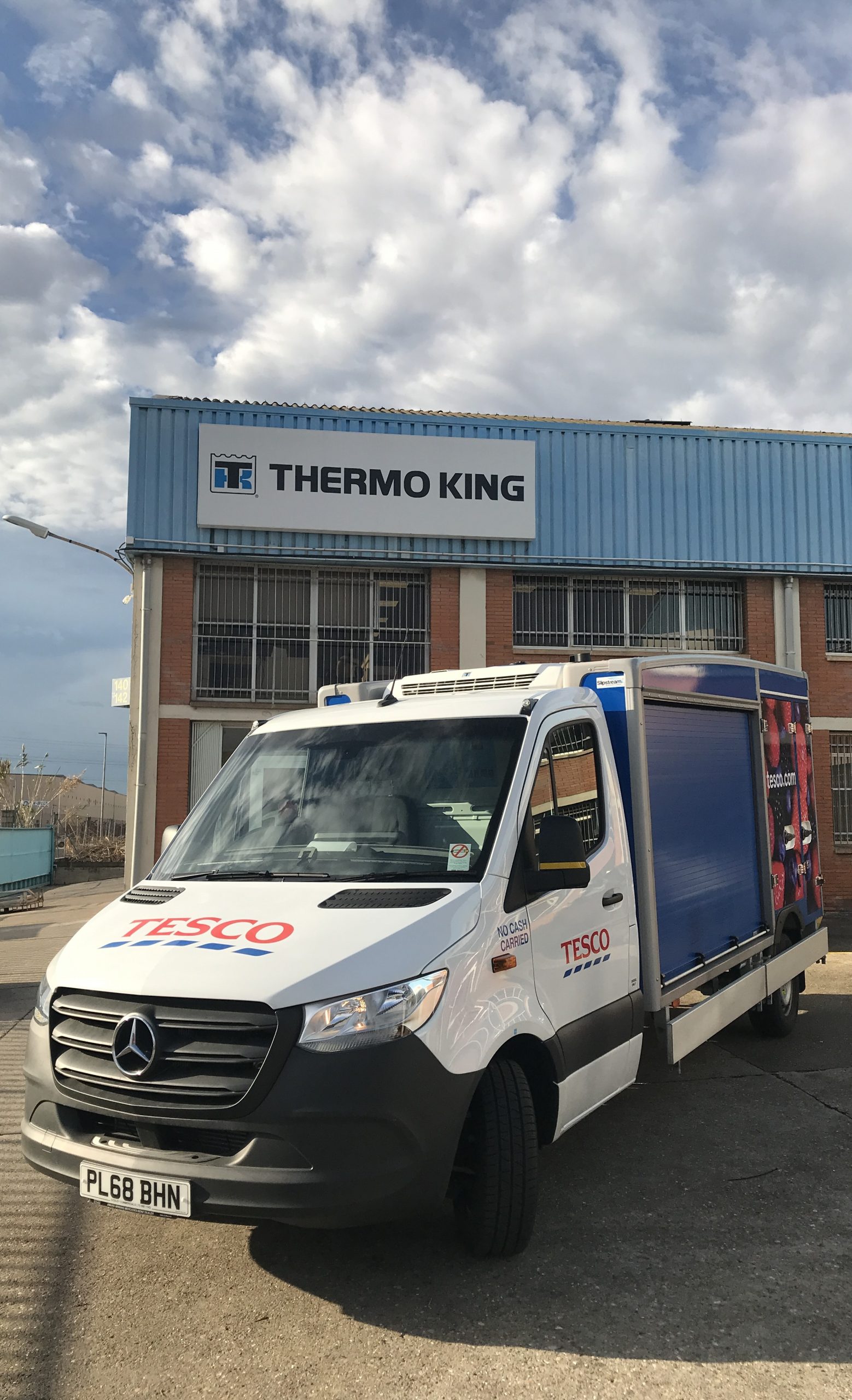 От дизеля к электричеству: автопарк Tesco оснастил фургоны холодильными установками E-200 от Thermo King