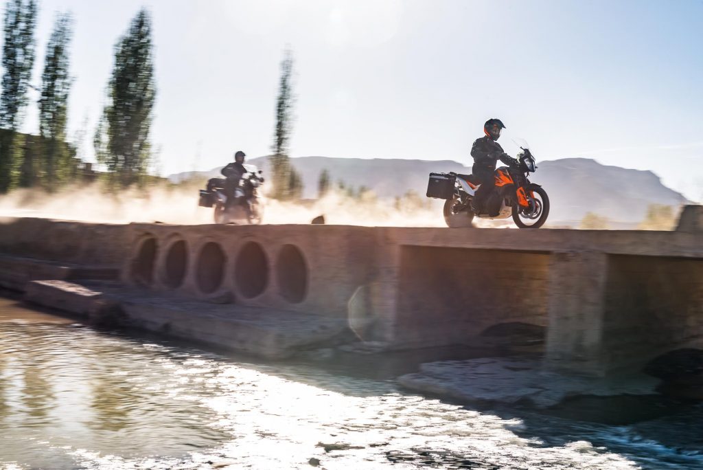 KTM 790 Adventure: мотоцикл двойного назначения по цене кроссовера