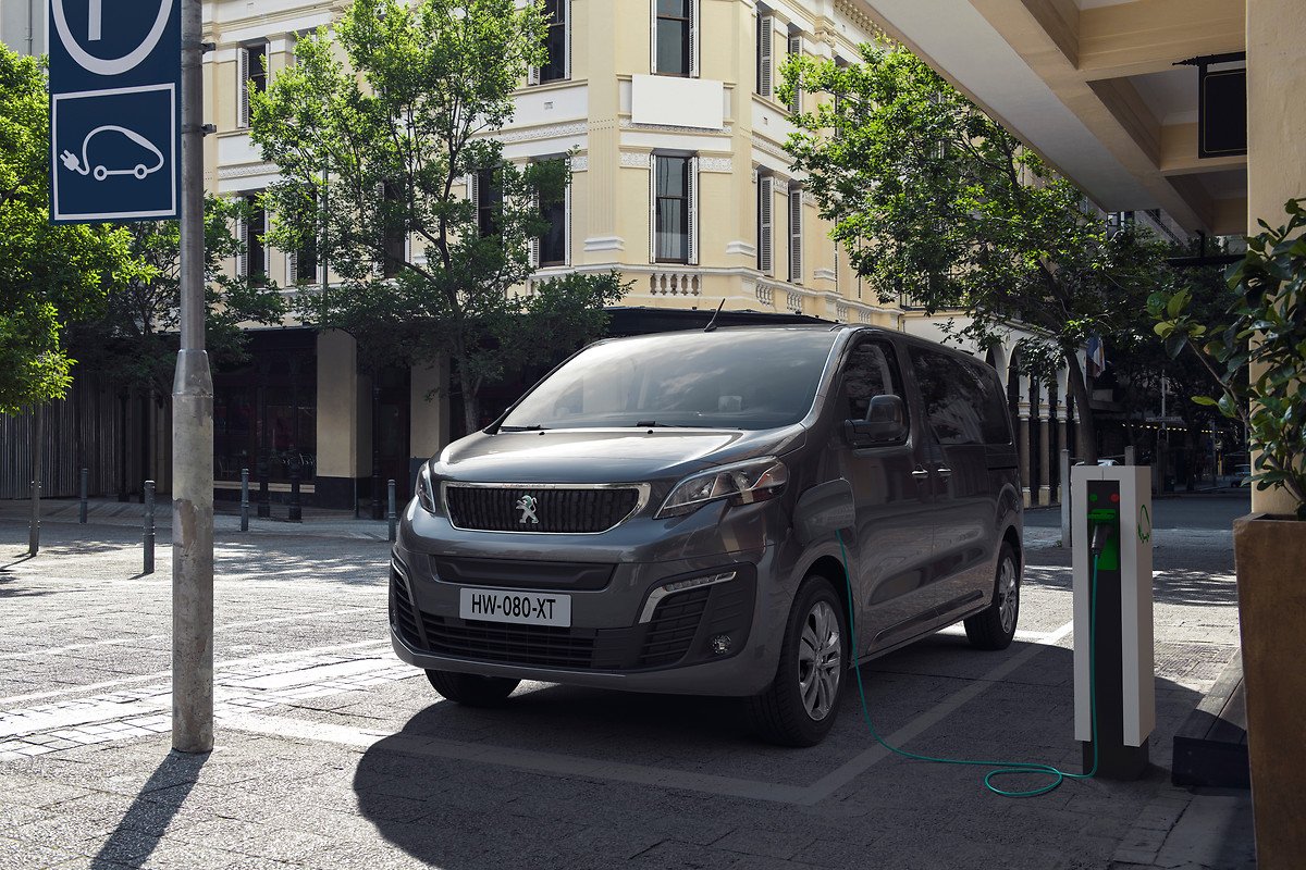 Для бизнеса или отдыха: линейку электромобилей Peugeot дополнила пассажирская версия е-Traveller
