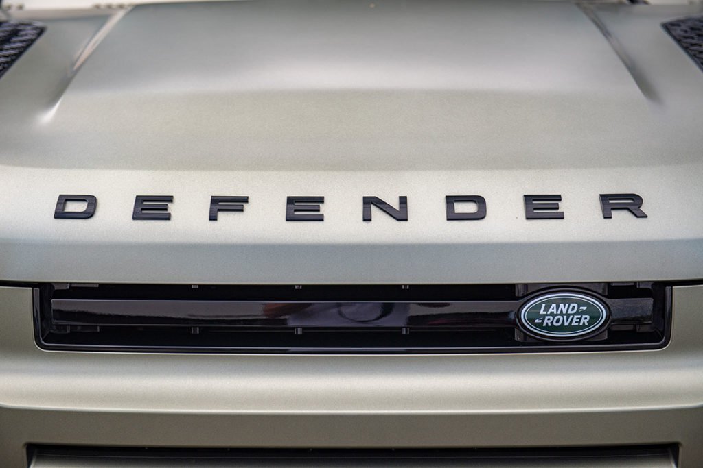 Как едет новый Land Rover Defender без рамы на асфальте и бездорожье