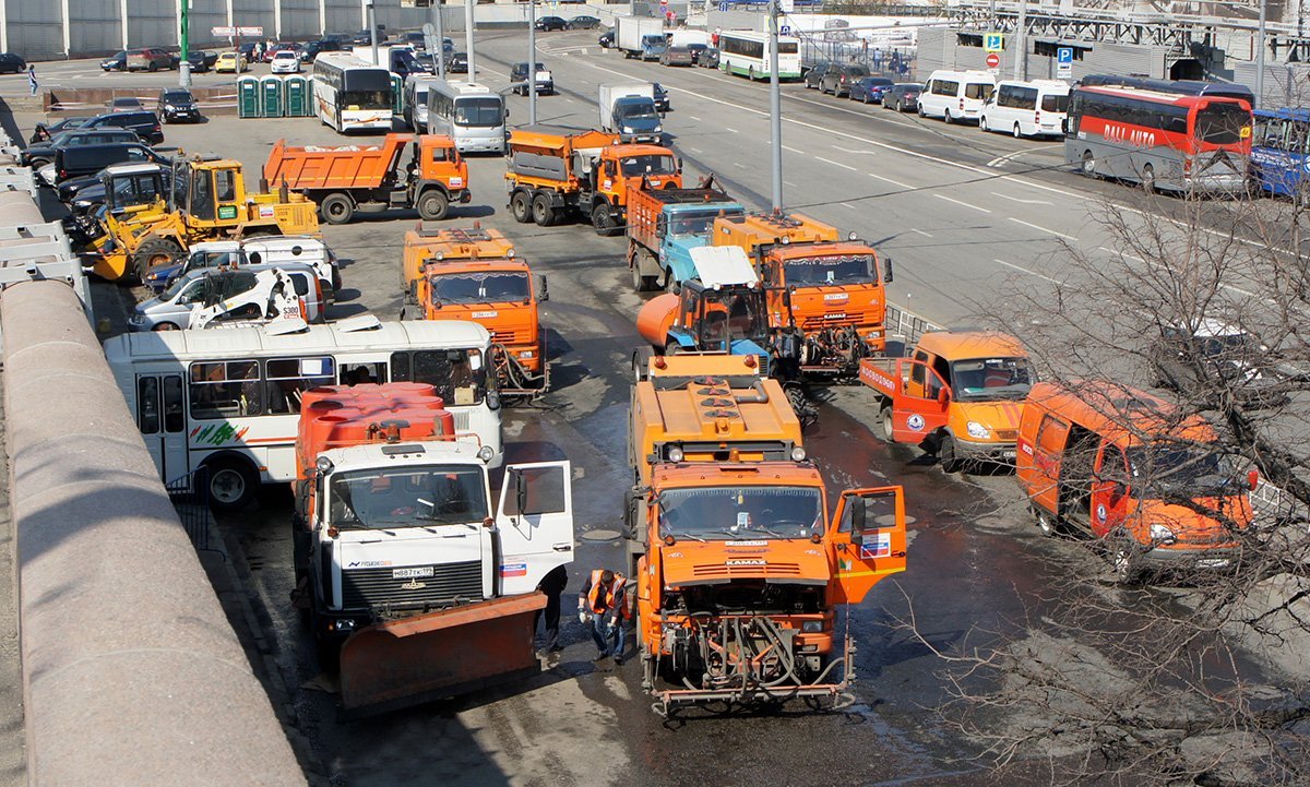 Оранжевые «комбинашки»: без каких машин не могут обойтись российские коммунальщики