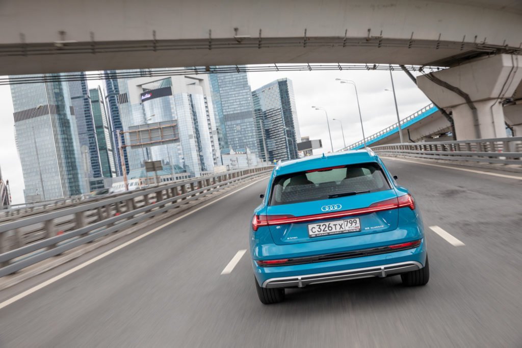 На что способен Audi e-tron. Проехали на немецкой «электричке» по нашим дорогам – делаем выводы
