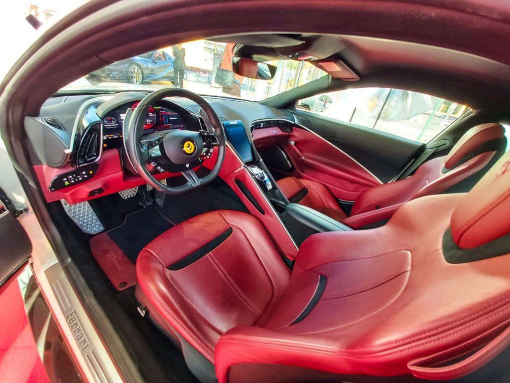 Сладкая жизнь от Ferrari: итальянцы привезли в Россию новые суперкары Roma, F8 Tributo и F8 Spider