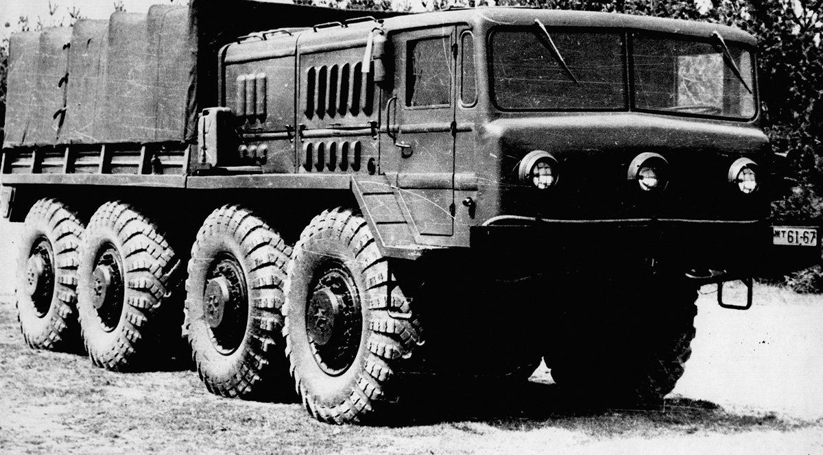 Артиллерийский тягач МАЗ-535А (8х8) перевозил 7 т груза и буксировал 15‑тонный прицеп. Его производили до 1961 года.