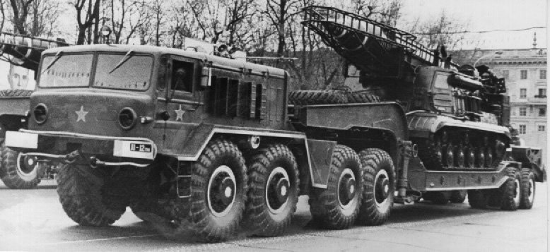 Автопоезд-танковоз: седельный тягач МАЗ-537 с полуприцепом МАЗ-5247Г на военном параде в Минске. Шасси выпускали в 1960–1965 гг.