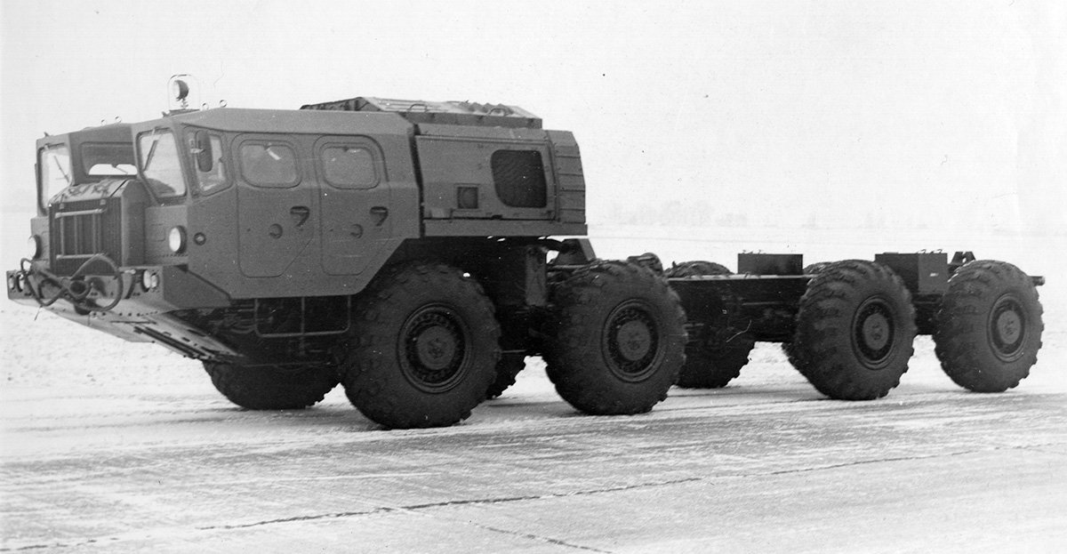 Одно из первых опытных шасси МАЗ-543 (8х8) образца 1962 года для ракетного комплекса.