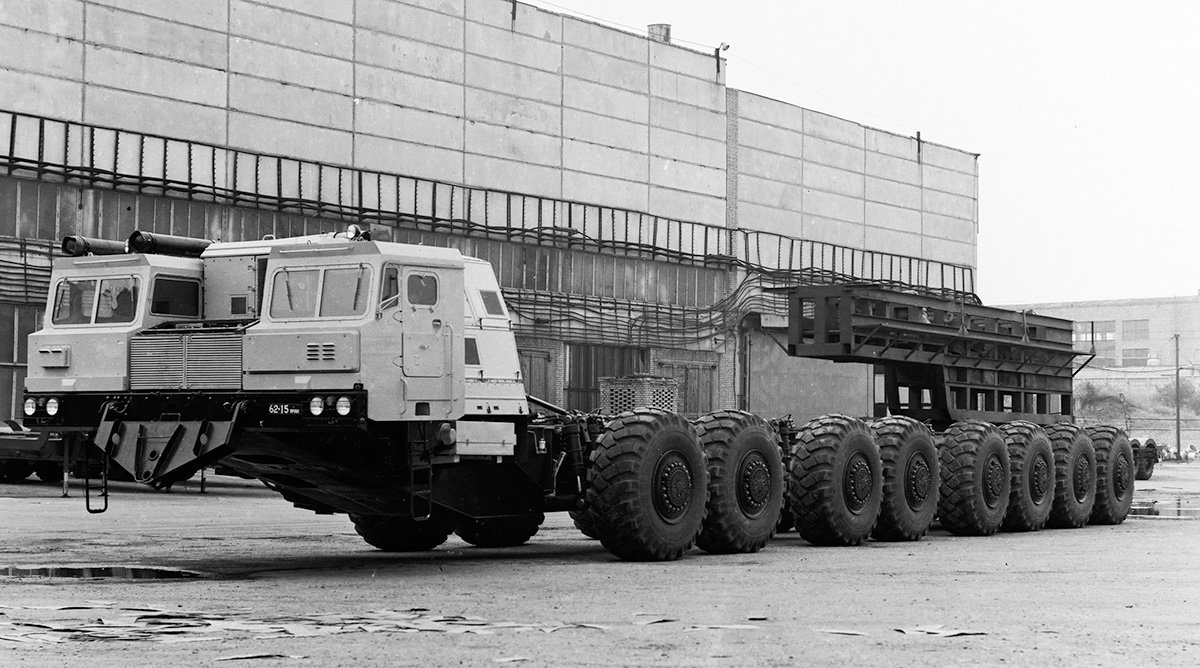 Шасси МАЗ-7906 (16х16) с двигателем мощностью 1500 л. с. для монтажа транспортно-пусковой установки ракетного комплекса «Целина-2» начали выпускать в 1984 году.