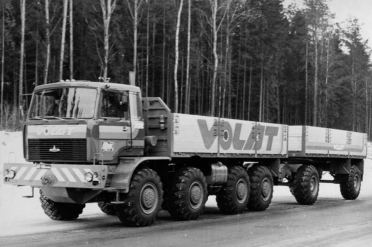 Автопоезд в составе бортового грузовика МАЗ-79092 с двигателем мощностью 425 л. с. и прицепа МАЗ-8385.