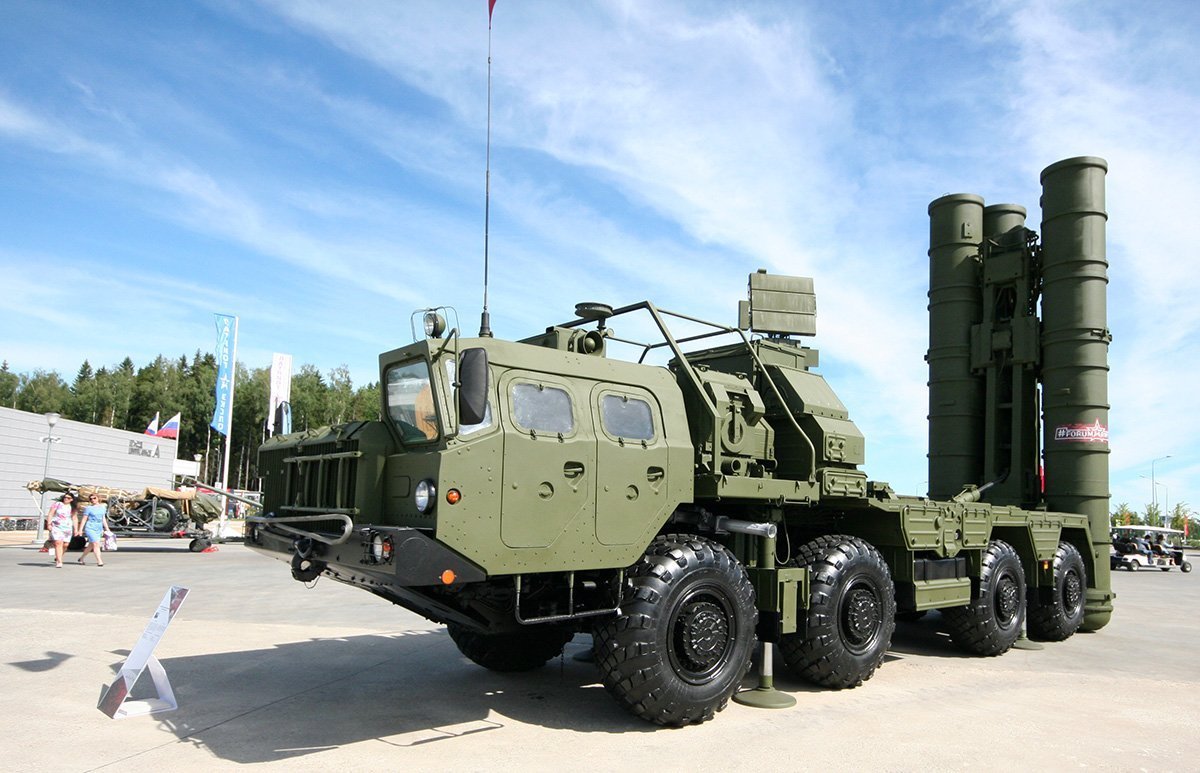 Пусковая установка 5П85С зенитно-ракетного комплекса С-300ПМ на шасси МАЗ-543М принята на вооружение в 1993 году.