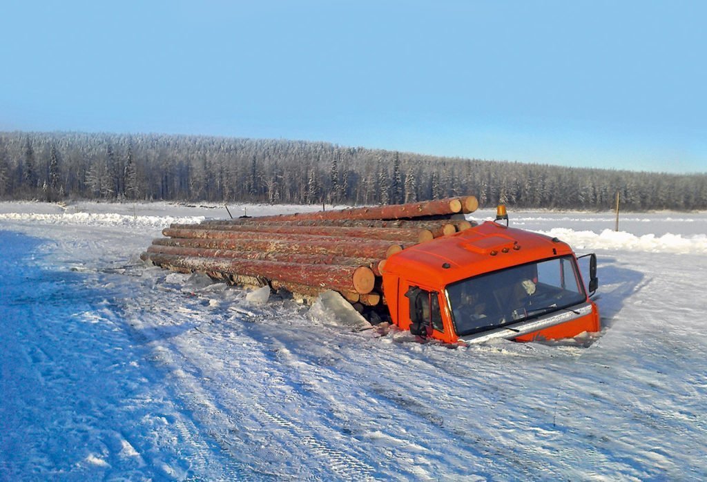 Коварные зимники: как на Крайнем Севере строят дороги из снега и льда и какую опасность они в себе таят